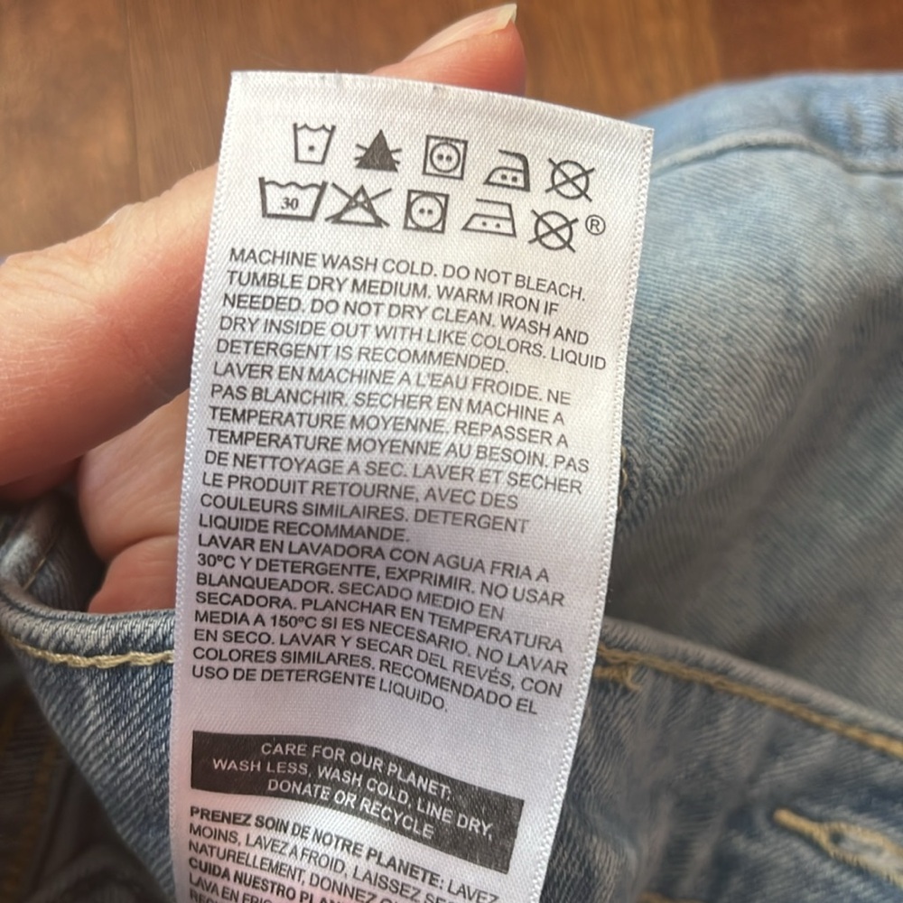 BNWOT light stone wash mid rise Levi’s shorts - Picture 8 of 16